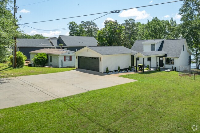 Smaller lakefront homes cost between $250,000 and $500,000 in Townville.