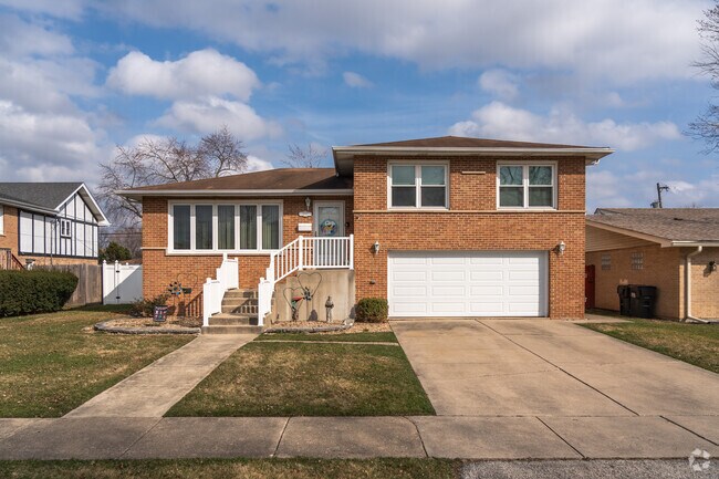 You can find both split level and raised ranch style homes in the Chicago Ridge neighborhood.