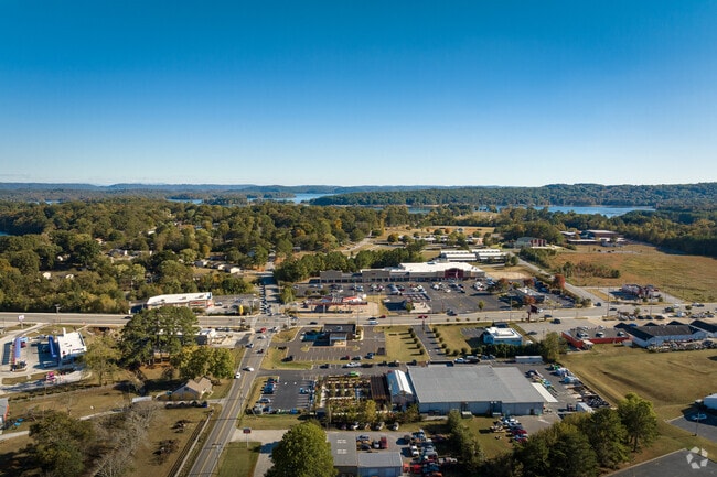 You'll find plenty of shopping and necessities in Lakesite.