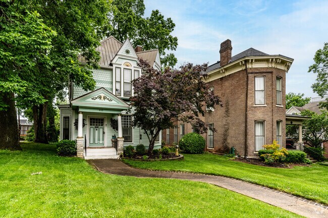 There are large historic homes throughout Downtown Bowling Green.