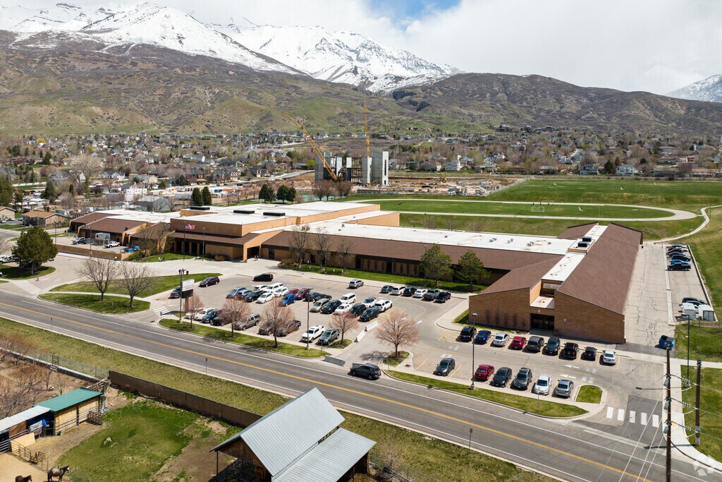 Oak Canyon Junior High School is a spacious and modern educational institution located in the Lindon neighborhood.
