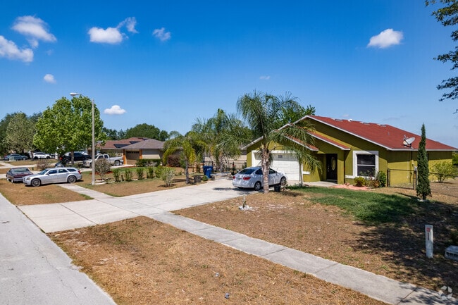 Downsizing is Easy to Smaller Homes Sitting on The Edge of Mascotte's Farm Land.