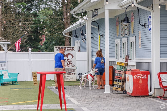 Tre Sorelle Dolce Ice Cream & Italian Ice is located just 2.5 miles west of Highland Acres.