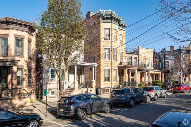 Larger single family homes are found on the southern side of Union City.
