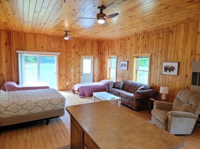 2050 N Haze Rd unit Studio, Beulah, MI 49617 - photo 6