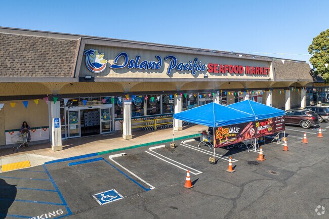 Island Pacific is a large seafood market  that serves all of southern Oxnard fresh seafood.
