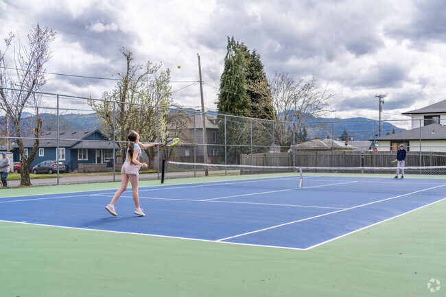 Harry Holt Memorial Park has tennis courts for visitors to enjoy in Creswell.
