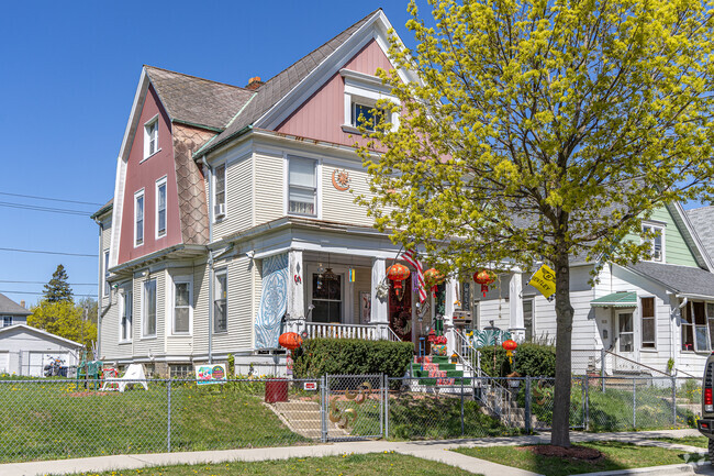 An ornate porch shows off this Amani resident's colorful style.