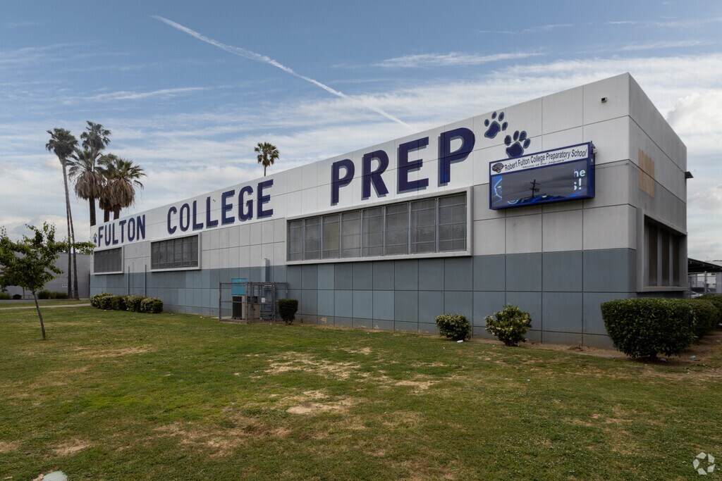 Robert Fulton College Preparatory
Public Middle & High School
Van Nuys, Van Nuys CA.