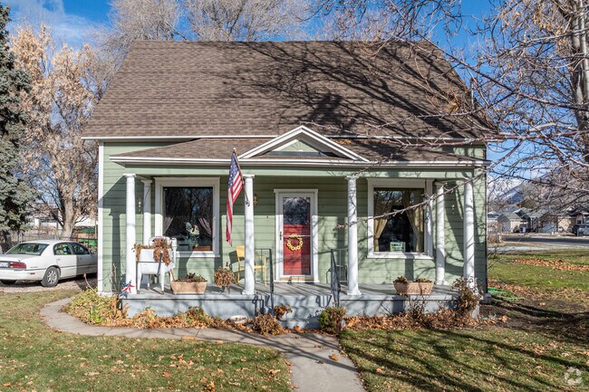 This Bungalow style home is well kept in the neighborhood of Mountain View.