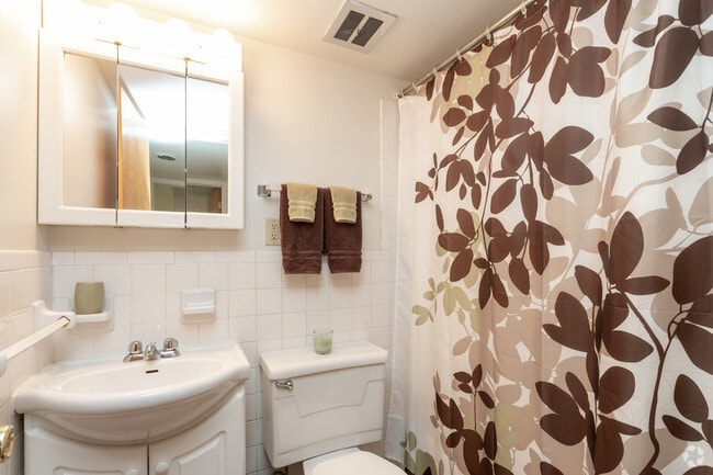 2BR, 1BA - 810 SF - Bathroom