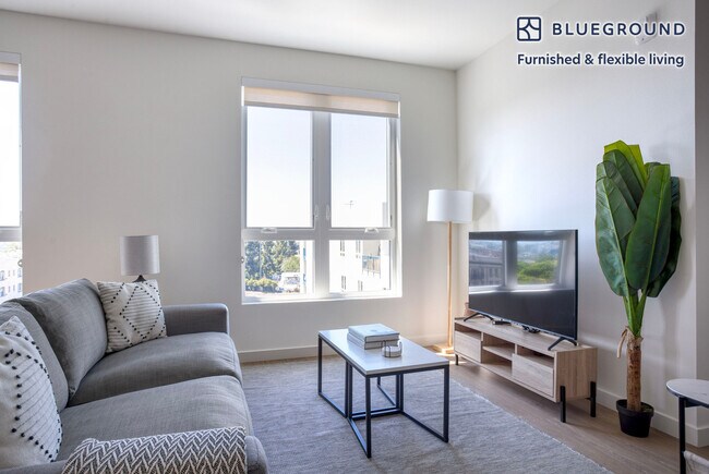 5620 De Longpre Ave unit FL6-ID1113, Los Angeles, CA 90028 - photo 2