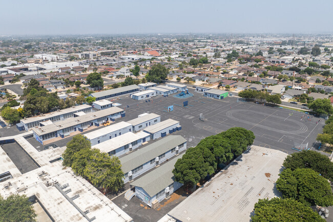 186th St Elementary School has a student to teacher ratio of 22:1.