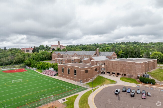 There are 37 full-time teachers and 2 full-time school counselors at Ordean East Middle School.