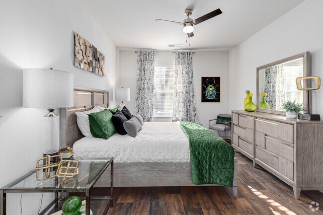 2BR, 2BA - 1,034SF