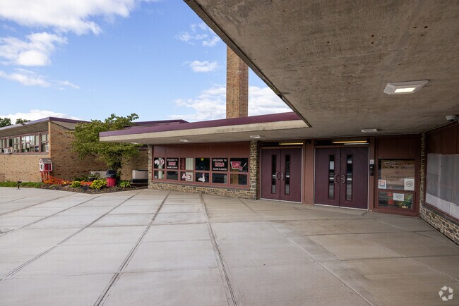 Your kids will enjoy learning in the inspiring atmosphere of Ralph R Smith Elementary School.