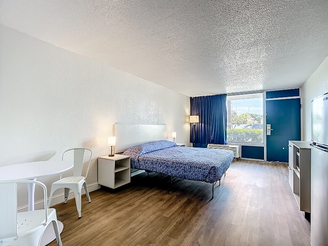 4645 N Socrum Loop Rd unit King Room, Lakeland, FL 33809 - photo 5