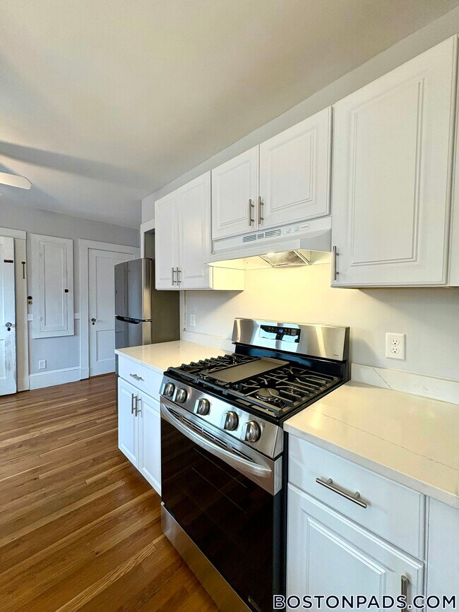 15 Edgecliff Rd, Watertown, MA 02472 - photo 2