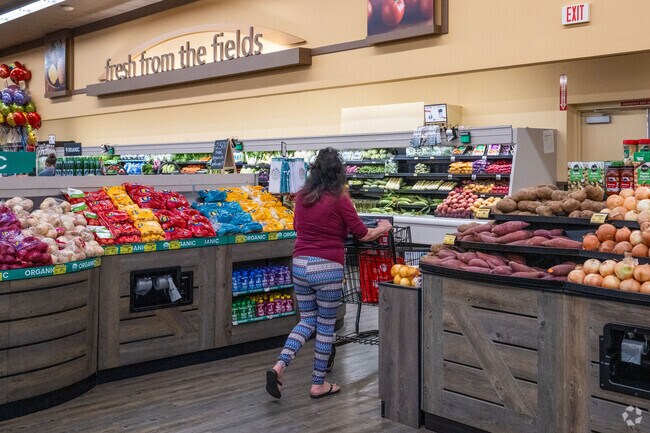 Safeway is one of the main grocery stores in the Ardenwald neighborhood.