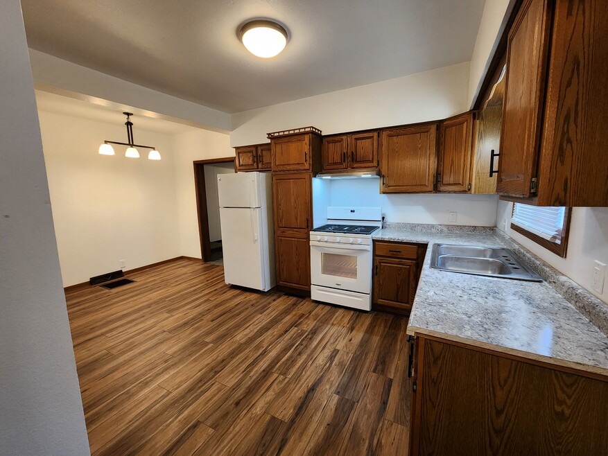 416 3rd St NW, Independence, IA 50644 - photo 1