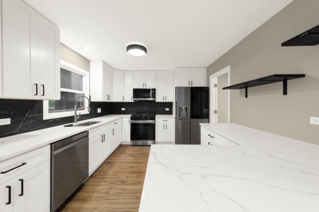 990 Whitehall Way, Crystal Lake, IL 60014 - photo 5