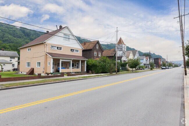 Proximity to the Allegheny Mountains means hilly terrain along Prospect-Woodvale's streets.