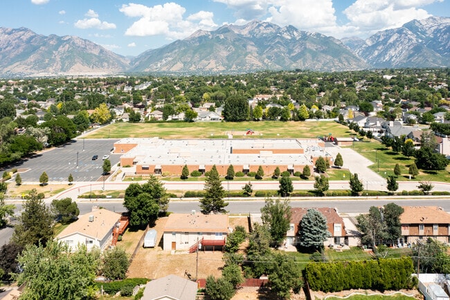 Overview of East Sandy School nestled within the Sandy, UT, neighborhood.
