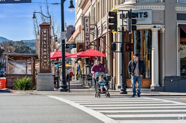 Downtown Burlingame is perfect for a stroll, eats, or drinks.