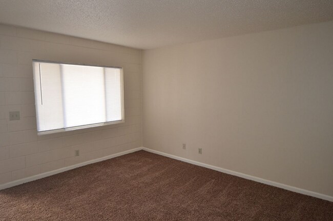 525 N Carolina Dr unit 11, El Paso, TX 79915 - photo 4
