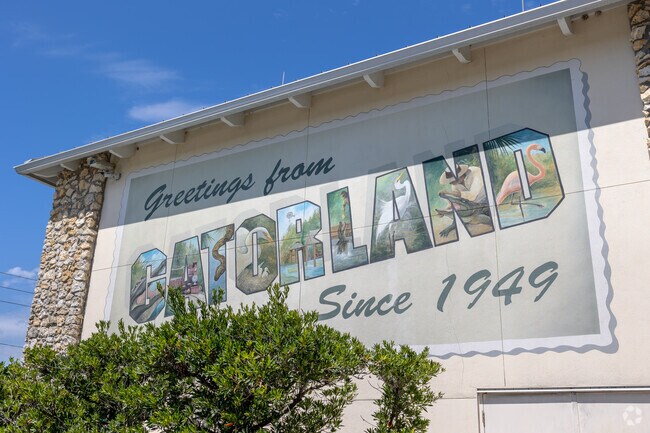 Founded in 1949 Gatorland is not just an amusment park but also a refuge for alligators.