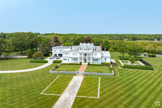 Stately manors are sure to catch your eye in the beautiful North Hampton area.