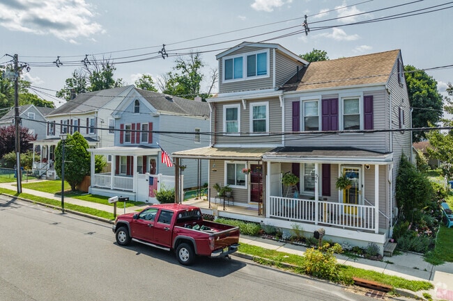 Quaint country-style residences are a common sight throughout Fieldsboro’s scenic neighborhoods.