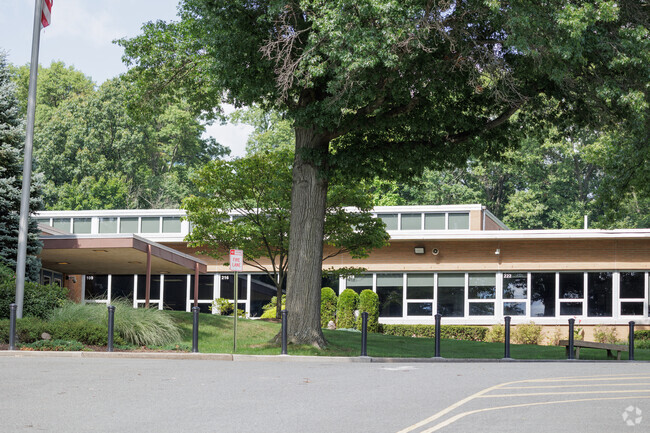 Eastern Christian Elementary School teaches students in grades PK, K-12.