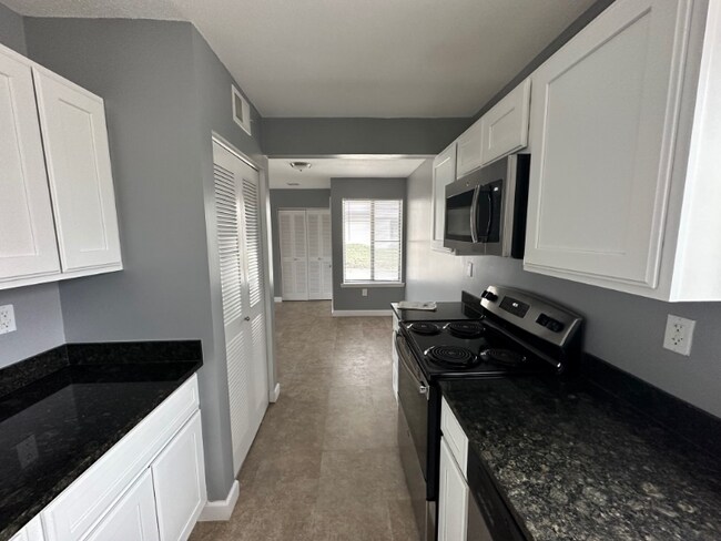 168 Fox Hill Ln unit 1 Bedroom, Enfield, CT 06082 - photo 4