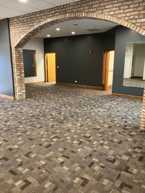 775 N Bank Ln, Lake Forest, IL 60045