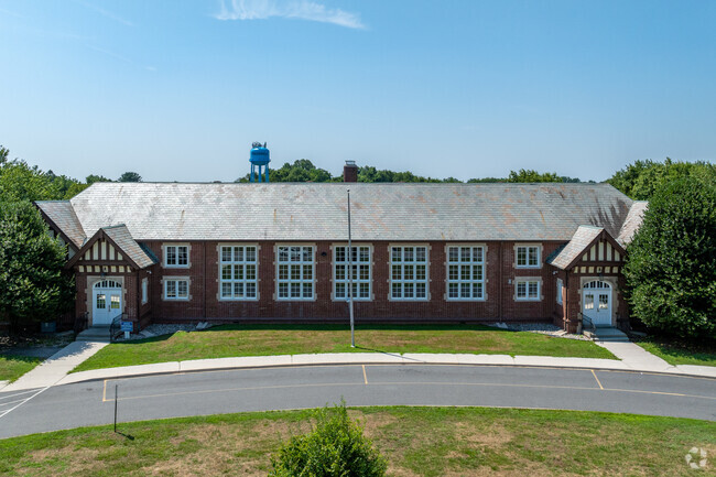 Lake Forest East Elementary School has an overall rating of a B+ from niche.
