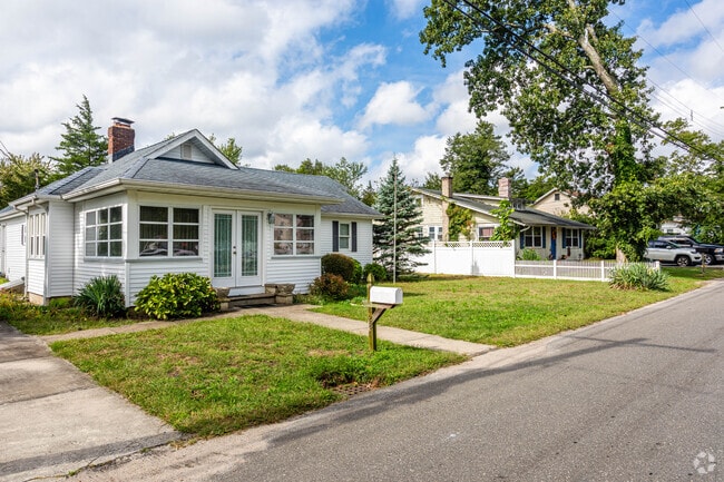 Ranch- and bungalow-style homes are quite popular in Beachwood, New Jersey.