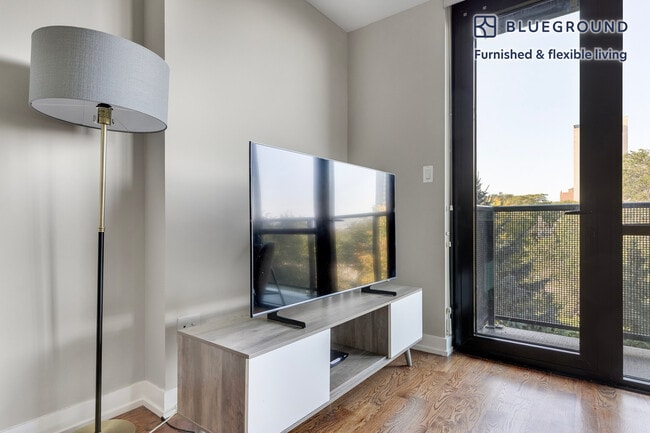 5910 N Sheridan Rd unit FL4-ID1276, Chicago, IL 60660 - photo 4