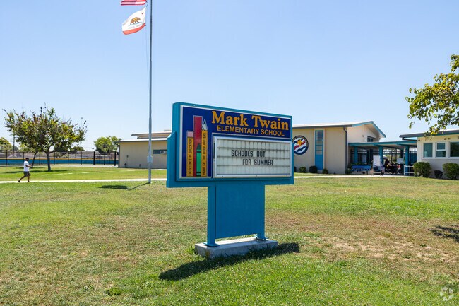 Mark Twain Elementary School has a Spanish dual immersion program.