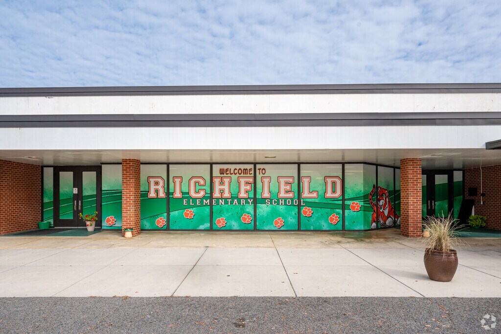 Richfield Elementary School provides education in the neighborhood of 
Stanly County.