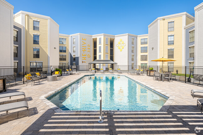SWIMMING POOL WITH SEATING