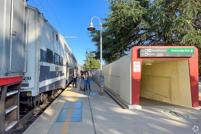 You will find busy mornings at the Palo Alto Caltrain Station in Stanford.