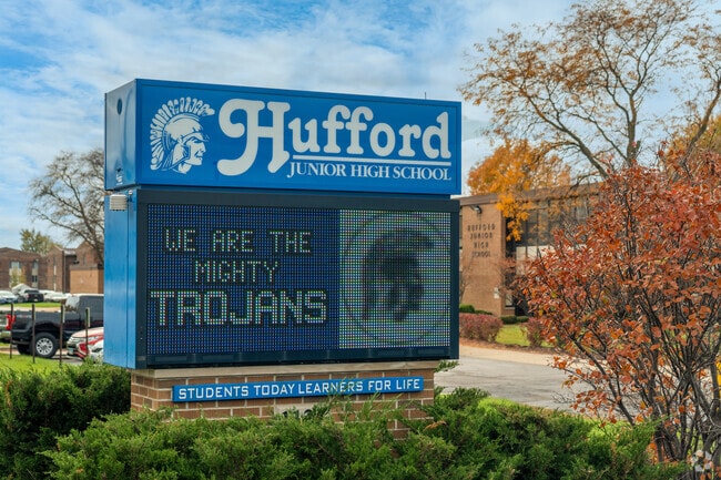 Hufford JR High School serves 1206 students in grades 6-8.