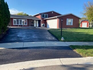 8232 N Brockton Ct, Hanover Park, IL 60133