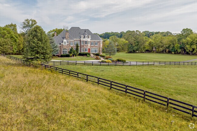 There are many large estate homes in Aldie such as this one.
