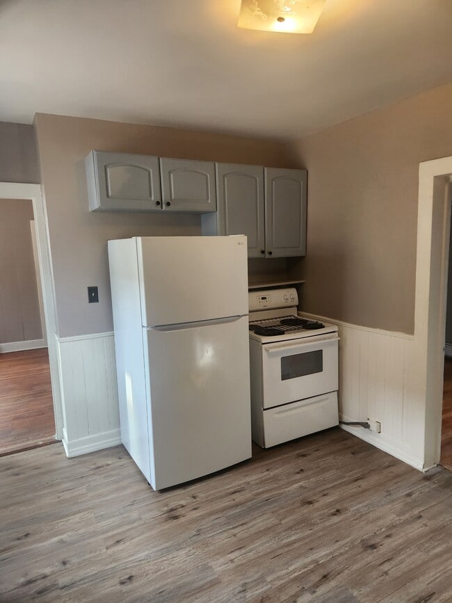 11 Fairview Ave unit 2, Poughkeepsie, NY 12601 - photo 2