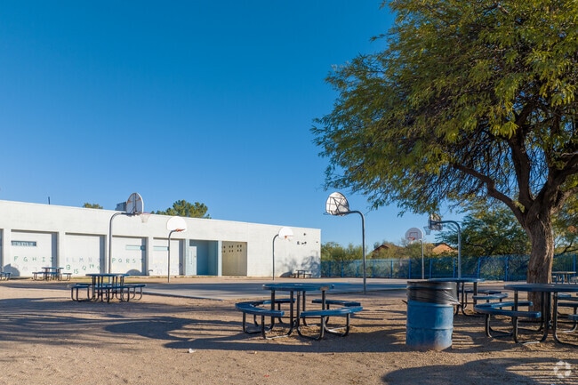 basketball courts and shaded outdoor seating at Los Amigos Elementary School in Tucson, AZ