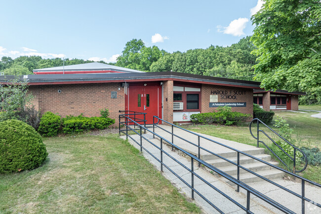 Scott Elementary School has a student teacher ratio of 13:1.