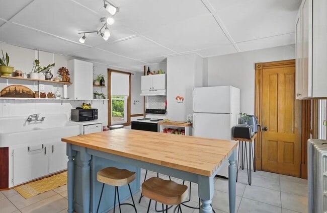 62 Maple St unit Upper Level in Duple, Easthampton, MA 01027 - photo 2