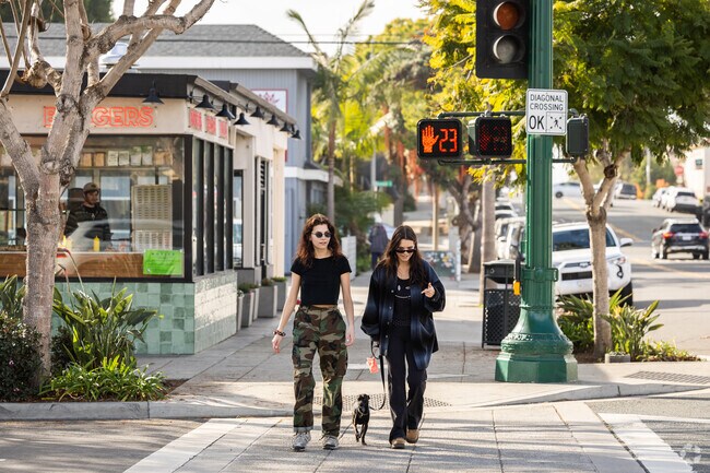 Central Encinitas sidewalks and walkability are a highlight for residents.
